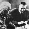 Albert Einstein et Robert Oppenheimer